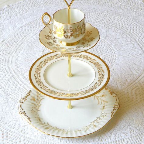 Beautiful! I want! Serving Plates Ideas Presentation, Serving Plates Ideas, Ladies High Tea, Cake Stand Centerpiece, Plates Ideas, Dinner Party Appetizers, Recycled Kitchen, Cupcake Stand Wedding, Tea Vintage