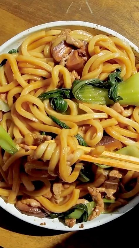 healthymethods on Instagram: Shanghainese Thick Fried Noodles, or Cu Chow Mein 🥢 @girlfromcalifornia as the name suggests, these are typically made with thick wheat… Shanghai Noodles, Tenderloin Marinade, Fried Noodle, Chow Mein Recipe, Dark Soy Sauce, Wheat Noodles, Fried Noodles, Asian Noodles, Asian Grocery