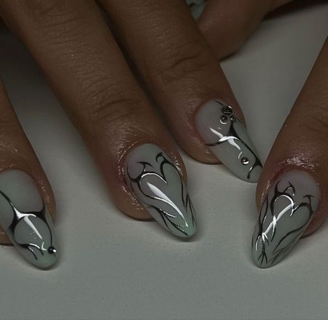 Nails With Metallic Design, Metallic Heart Nails, Metal Head Nails, Y2k Nails Heart, Matalic Nails Acrylic, Y2k Nails Silver, Silver Heart Nails, Black Metallic Nails, Nails With Silver Design