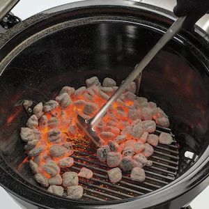 Weber Grill Accessories, Hot Coals, Four A Pizza, Weber Grill, Grilling Tips, Clean Grill, Campfire Cooking, Smoked Food Recipes, Grilling Tools