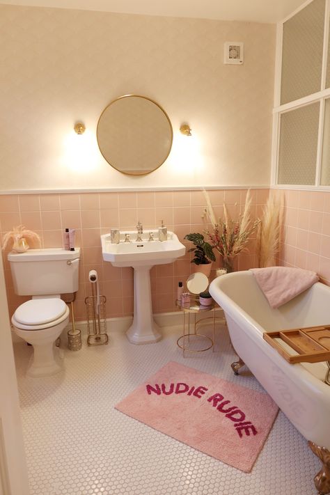 Sophie Hannah is a lifestyle influencer, unsurprisingly as she has fantastic taste! Lucky for us, she’s given us the ins and outs of her new pink bathroom. Pink Tile Bathroom, Pastel Bathroom, Pink Bathroom Tiles, Eclectic Bathroom, Deco Studio, Retro Bathrooms, Bathroom Goals, Girls Bathroom, Pink Bathroom