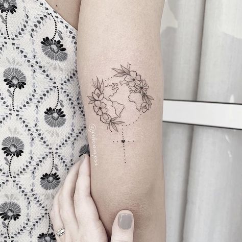 Venus Tattoo, Globe Tattoos, Feminist Tattoo, Earth Tattoo, Petit Tattoo, Map Tattoos, Inspiration Tattoos, Geniale Tattoos, E Tattoo