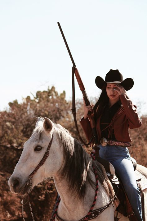 Wild West Photoshoot, Wild West Outfits, Texas Culture, Cowboy Character Design, Outlaw Women, Foto Cowgirl, Cowgirl Pictures, Cowgirl Style Outfits