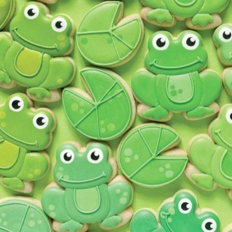 Frog Cookies Decorated, Reptile Cupcakes, Frog Themed Desserts, Frog Cookies Royal Icing, Lizard Cookies Decorated, Alligator Cookies Decorated, Frog Queen, Decorated Biscuits, Shape Cookies