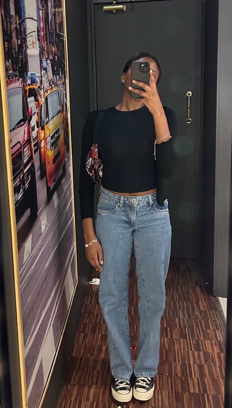 Outfit of the day mirror selfie Low Waist Straight Jeans, Patchwork Handbag, Jeans Converse, Converse All Stars, Easy Outfit, Stylish Women Fashion, Converse Black, Black Converse, Black Baby