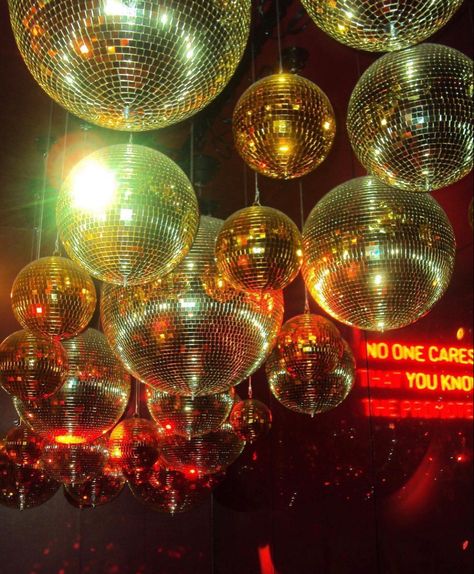 Disco Club Aesthetic, 90s Ballroom, Latin Party Aesthetic, R&b Vibes Aesthetic, Disco Aesthetic 70s, 70s Dancing, 70s Club, Italian Disco, New York Ball