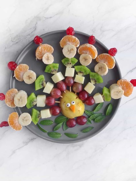 This Turkey Fruit Board Is a Fun Thanksgiving Food For Kids! Thanksgiving Fruit Ideas For Kids, Kid Friendly Thanksgiving Food, Thanksgiving Food For Kids, Fun Thanksgiving Food, Thanksgiving Kid Snacks, Kid Friendly Thanksgiving Recipes, Turkey Fruit, Kid Friendly Thanksgiving, Fruit Turkey