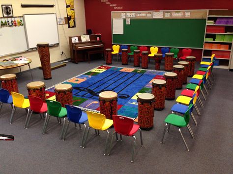 My colorful music room! Primary School Music Room Design, School Music Room, Kids Music Room, Elementary Music Classroom Decor, Middle School Music Classroom, Music Room Organization, Choir Room, Elementary Music Room, Music Room Design