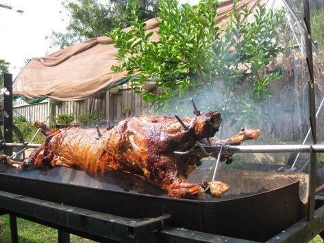 Spit Roast Lamb, Lamb Spit, Pork Gyros, Bbq Pig, How To Cook Lamb, Spit Roast, Greek Tradition, Greek Easter, Easter Lamb