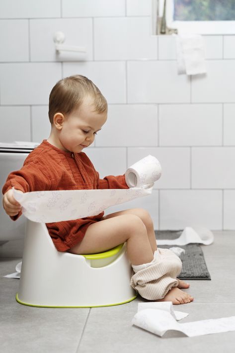 Potty training success Travel Potty, Stuff To Make, Infant Potty Training, Potty Seat, Baby Travel, Solids For Baby, Early Childhood Development, Family Engagement, Childhood Development