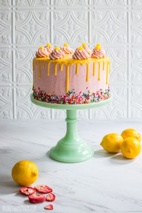 Lemon Layer Cake Recipe, Cake With Rainbow Sprinkles, Cake With Rainbow, Strawberry Lemonade Cake, Lemon Layer Cake, Lemonade Cake, Lemon Layer Cakes, Sugar Dough, Snacks Appetizers