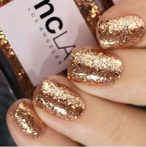 Gold Nail Accent, Gel Nails Gold Glitter, Dip Nails Gold, Gold Party Nails, Gold Nails Ideas Acrylic, Gold Sparkle Nails Acrylic, Sparkling Gold Nails, Shiny Gold Nails, Nails With Gold Glitter