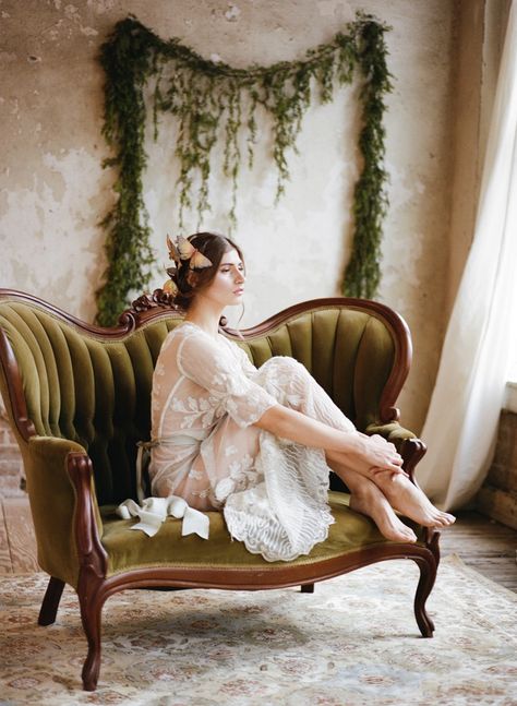 Vintage Couch, Chic Vintage Brides, Shotting Photo, Foto Poses, Bridal Shoot, Vintage Bride, Shoot Inspiration, Jolie Photo, Bridal Portraits