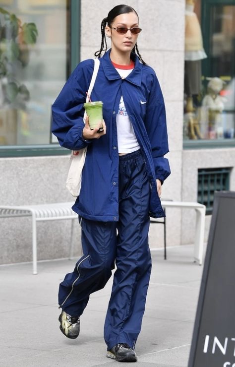 bella hadid Bella Hadid Nike, Navy Blue Track Pants, Oversized Street Style, Oversized Nike, Blue Track Pants, Bella Hadid Street Style, Scene Style, Vintage Inspired Shoes, Winter Pants Outfit