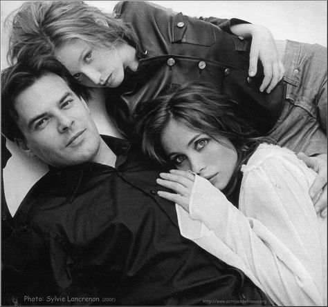 Polyamory, trio, mff, triad, love Poly Triad, Poly Couple, Francois Ozon, Ludivine Sagnier, Group Poses, Romantic Photoshoot, Commitment Ceremony, Looking For Someone, Pose Reference Photo