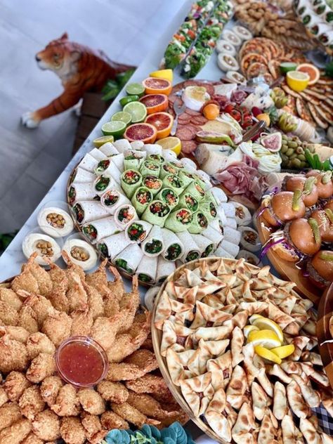 Sandwich Grazing Table Ideas, Wedding Orderves Table, Sandwich Grazing Table, Buffet Style Food Ideas, Snack Party Table, Banquet Food Ideas, Party Appetizer Table, Birthday Buffet Ideas Food, Finger Food Table Ideas