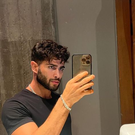 Curly Hair Bearded Men, Old Money Hair Curly, Aesthetic Beard Man, Old Money Curly Hair Men, Beard And Curly Hair, Old Money Curly Hair, Curly Hair Beard, Short Curly Hair Men, Indian Hairstyles Men