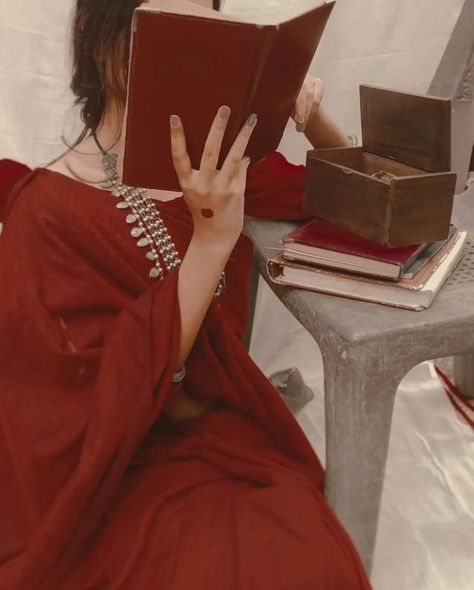 Red Saree Pic Dp, Gajra Photo Shoot, Red Maroon Aesthetic, Vintage Instagram Profile, Maroon Aesthetic, Eid Photoshoot Ideas, South Asian Aesthetic, Vintage Instagram, Saree Poses