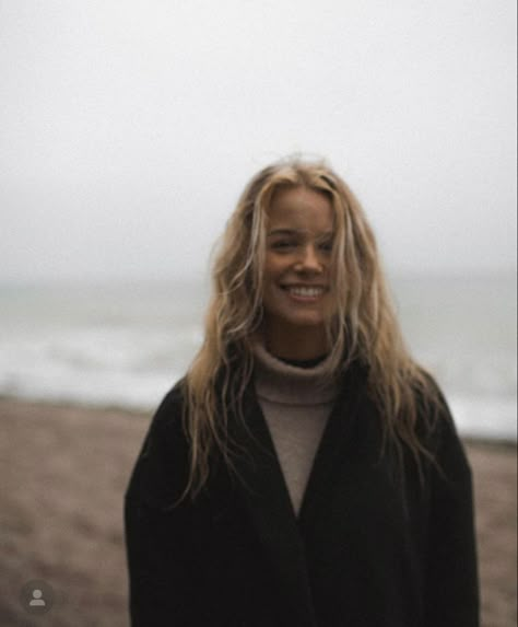 Winter Ocean Photoshoot, Fall Beach Photoshoot, Moody Photoshoot, Surfergirl Style, Fall Beach, Winter Photoshoot, Beach Shoot, Beach Portraits, Fall Photoshoot