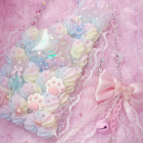 Kawaii kitty pastel deco case with Lolita bow charm #kitty #kawaii #kawaiidecoden #decodencase #decodencases #decoden #cute #pastel #paws #decocake #kawaiidecoden Kawaii Decoden Phone Case, Decoden Case, Kawaii Kitty, Decoden Phone Case, Bow Charm, Cute Pastel, Decoration Diy, Diy Decor, Phone Case