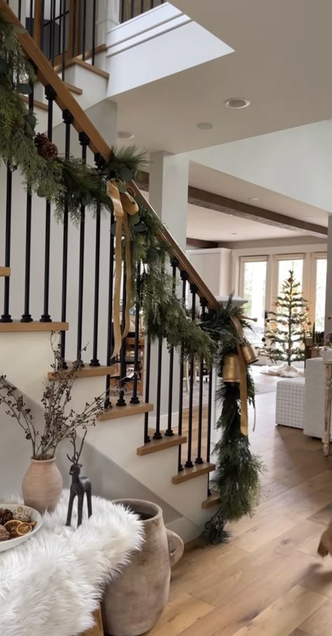 Holiday Banister Ideas, Christmas Stair Garlands, Loft Christmas Decor, Christmas Decor Staircase, Staircase Garland Christmas, Staircase Christmas Decor Railings, Stairs Decor Ideas, Christmas Garland Staircase, Staircase Garland