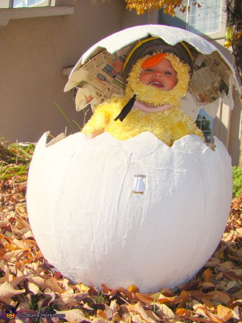 Julie-Anne: This year my husband decided my daughter needed to be a chic, not just a chic but a chic in an egg. Not just and egg but one that she... Egg Costume Diy, Farm Costumes, Fancy Dress Costumes Kids, Egg Costume, Halloween Outside, Creative Pumpkin Carving, Book Day Costumes, Flower Costume, Homemade Costumes