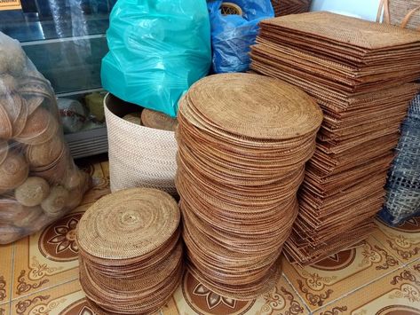 Rattan Plate Chargers, Rattan Charger Plates Wedding, Rattan Chargers Wedding, Wicker Charger Plates Table Settings, Plate Chargers Ideas, Charger Plate Ideas, Wicker Charger Plates, Rattan Charger Plate, Charger Plates Wedding