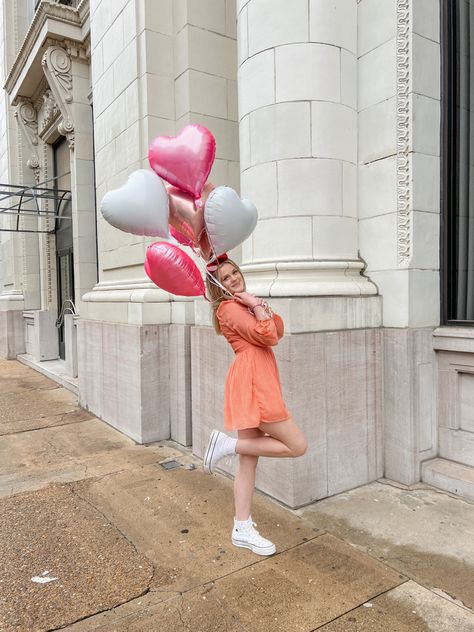 How To Pose With Balloons, Balloon Birthday Pictures, Birthday Pose With Balloons, Ballon Poses, Birthday Photoshoot Poses Outdoor, Heart Balloons Photoshoot, Posing With Balloons, Birthday Poses With Balloons, Poses With Balloons Birthday Photos