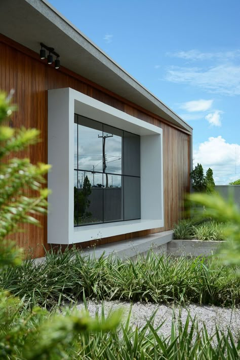 Modern Bay Window Exterior, Modern Bedroom Windows, Bedroom Windows Ideas, Modern Windows Exterior, Modern Bay Window, Bay Window Exterior, Modern Window Design, Casa Hobbit, Window Seat Design