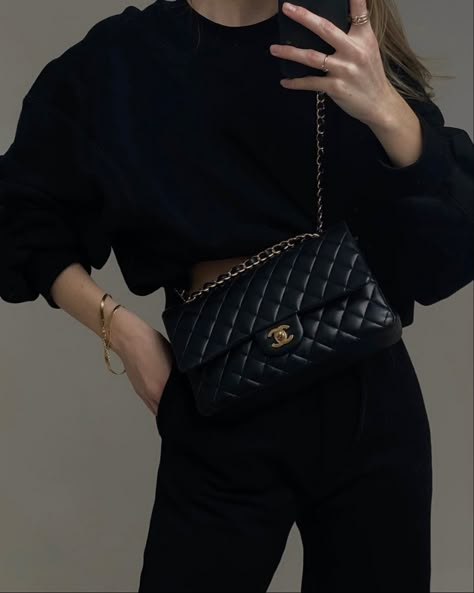 Chanel Medium Flap, Country Housewife, Chanel Bag Outfit, Chanel Bag Classic, Lux Fashion, Chanel Classic Flap Bag, Chanel Outfit, Luxury Bags Collection, Blue Aesthetic Pastel