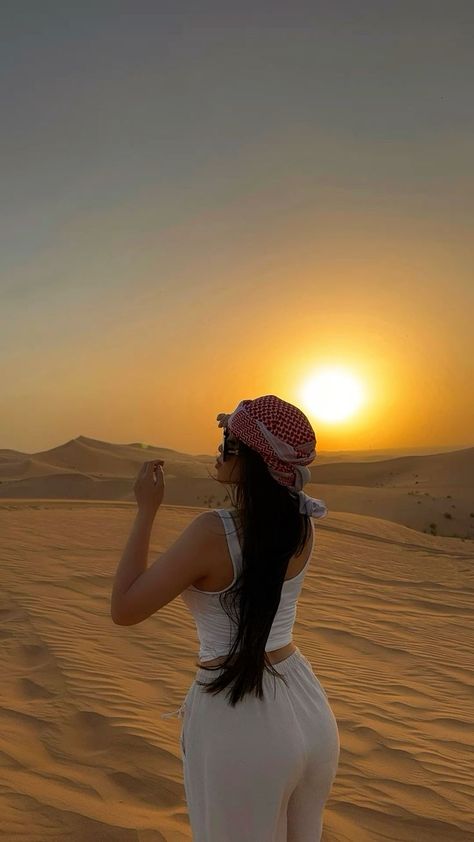 Safari Pose Ideas, Dubai Safari Aesthetic, Dubai Beach Outfit, Dubai Desert Pictures Ideas, Poses In Desert, Safari Pictures Ideas, Desert Safari Outfit Dubai Women, Sahara Outfit, Dessert Safari Dubai Outfit Women