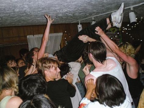 Teenage Dirtbag Party Aesthetic, Men Party Aesthetic, Rock Star Lifestyle Aesthetic, 2000s Dirtbag Aesthetic, Friend Group 10 People, Crowd Surfing Aesthetic, Party Rock Aesthetic, 90s Teenage Dirtbag Aesthetic, 00s Punk Aesthetic