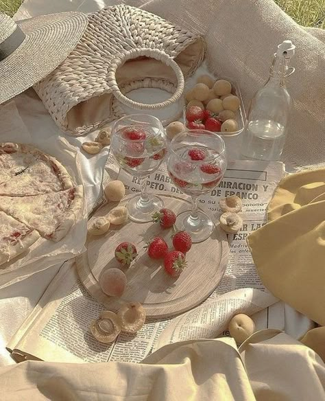 Tea Party Birthday Ideas, Color Palette Vintage, Vintage Spring Decor, Spring Mantle Decor, Spring Mantle, Picnic Inspiration, Picnic Birthday, Spring Color Palette, Spring Decor Diy