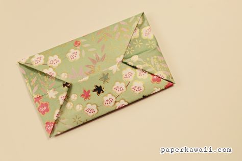 Quick and easy origami envelope! Simple step by step video tutorial. Use a square piece of paper that you've written a New Year's poem on. Origami Envelope Easy, Origami Flowers Diy, Envelope Origami, Origami Box Tutorial, Origami Easy Step By Step, Origami Flowers Tutorial, Envelope Tutorial, Paper Kawaii, Origami Architecture