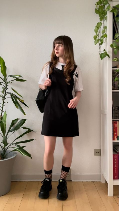 Ootd Alternative, Japanese Alternative Fashion, Indie Outfit Inspo, Teacher Clothing, Inspo Fits, Outfit Inspo Spring, Corporate Goth, Estilo Indie, Rock Outfit