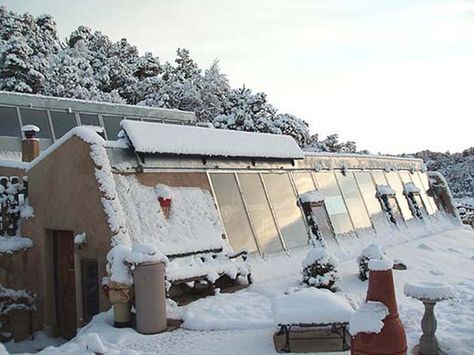 10 Reasons Earthships Are Awesome Earthship Biotecture, Greenhouse Windows, Off Grid House, Large Greenhouse, Earthship Home, Earth Sheltered, Underground Homes, Primitive Homes, Solar House