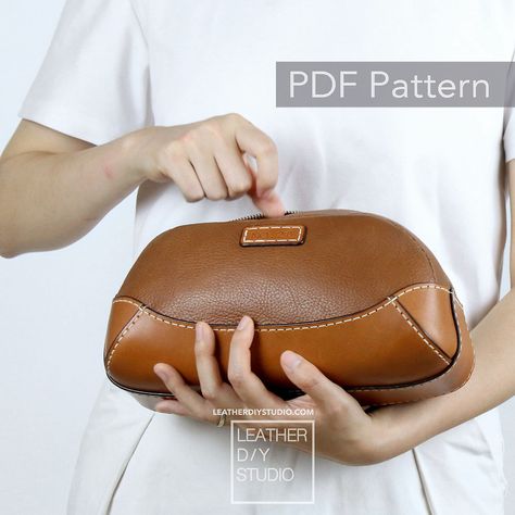 Toiletry Bag Pattern, Diy En Cuir, Leather Working Patterns, Leather Wallet Pattern, Leather Bag Pattern, Leather Toiletry Bag, Dopp Kit, Wallet Pattern, Tutorial Video