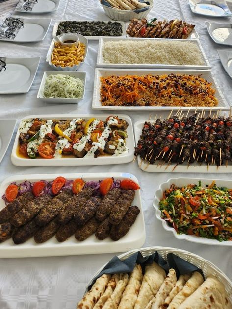 Arab Dinner Table, Turkish Table Decor, Arabic Party Food, Persian Wedding Food, Afghan Food Table, Middle Eastern Food Table, Pakistani Dawat Table, Dinner Party Food Setup, Turkish Dinner Table