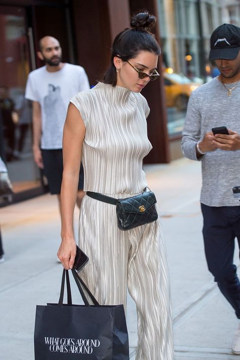 Kendall Jenner Wants to Make the Fanny Pack Happen Fanny Pack Outfit, Bum Bag Outfit, Belt Bag Outfit, Belt Bag Fashion, Fanny Pack Style, Waist Bags For Women, Kendal Jenner, Fanny Pack Fashion, Vision Street Wear