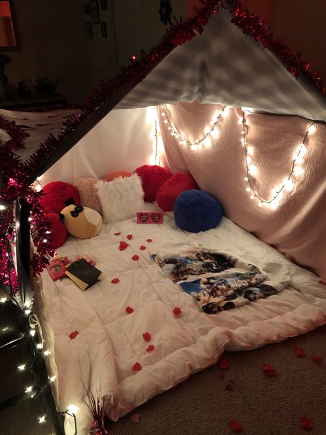 Pillow Fort Date Romantic, Romantic Pillow Fort, Pillow Fort Movie Night, Cute At Home Date Ideas Movie Nights, Picnic Set Up Ideas Romantic Date, Romantic Blanket Fort, Home Fort Date, Living Room Fort Date Night, Fort Movie Night Date Ideas