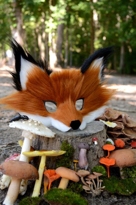 The most impressive handmade Halloween masks on Etsy. Who gets the best candy now? Fox Masks, Fox Costume, Mascaras Halloween, Felt Mask, Fox Mask, Book Week Costume, Diy Kostüm, Fantastic Mr Fox, Paper Mask