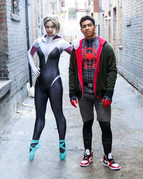 Spider Gwen And Miles Morales Cosplay, Miles Morales And Gwen Stacy Halloween Costume, Miles And Gwen Costume, Gwen X Miles, Miles Morales Cosplay, Miles And Gwen, Halloween Customs, Spider Gwen Cosplay, Halloween Fits