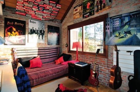 Punk bedroom: My favorite part are the framed posters! Except, mine would be Beatles and Rise Against! Punk Bedrooms, Punk Rock Bedroom Ideas, Rock Bedroom Ideas, Punk Rock Bedroom, Music Inspired Bedroom, Punk Bedroom, Rock Bedroom, Music Themed Rooms, Punk House