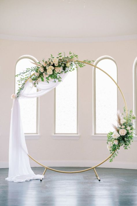 Circle Wedding Ceremony, Wedding Cake Backdrop, Wedding Ceremony Altar, Simple Wedding Arch, Wedding Decorations Diy Centerpiece, Luxury Wedding Ideas, Theme Bapteme, 2023 Weddings, Ceremony Altar