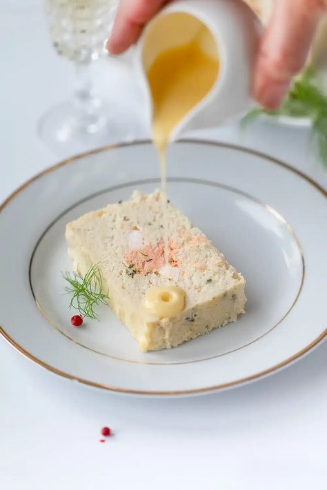 La terrine de poisson se sert avec une sauce, ici un beurre blanc. La recette et mes conseils sur le lien. 😋 Terrine Recipe, Christmas Baking Recipes, Winter Recipes, Top Chef, French Food, Christmas Baking, Sans Gluten, Cooking Time, Love Food