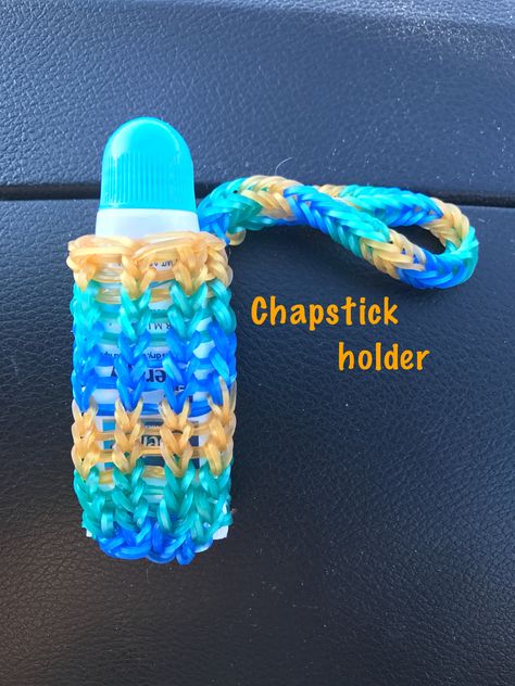 Chapstick holder -- Monster / Rainbow Loom (6 pin) -- Moderate level ___Inspiration___ https://www.pinterest.com/pin/361343570094528877/ Loom Ideas Rubber Band Easy, Rainbow Loom Chapstick Holder, Rainbow Loom Inspiration, Rainbow Loom Crochet, Rainbow Loom Ideas Tutorials, Loom Band Keychain, Rainbow Loom Bracelets Ideas, Loom Bands Ideas, Loom Bracelets Ideas