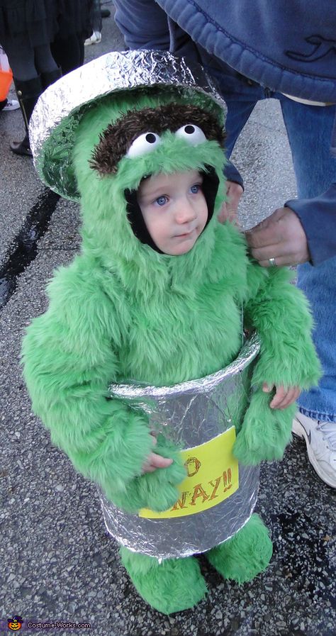 Oscar The Grouch - Halloween Costume Contest via @costume_works Diy Scooby, Diy Baby Halloween Costumes, Diy Baby Costumes, Baby Kostüm, Costume Works, Homemade Halloween Costumes, Baby Costume, Oscar The Grouch, Homemade Costumes