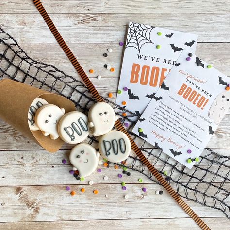 Halloween Cookie Pop Up Shop, Cookie Pop Up Shop, Cookie Wrapping Ideas, Fall Decorated Cookies, Galletas Halloween, Vendor Fair, Cookies Decoration, Bee Book, Halloween Sugar Cookies