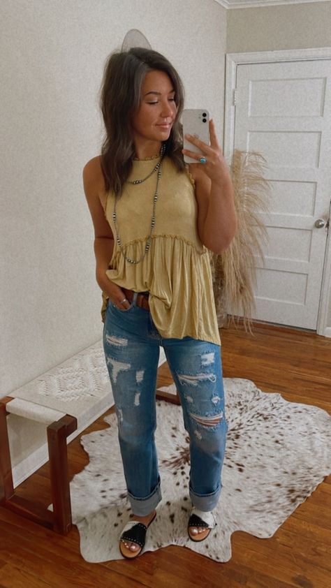 Western Outfit With Sandals, Mom Jean Western Outfit, Western Easter Outfits For Women, Southern Mom Style, Southern Mama Style, Western Mom Jeans Outfit, Western Mama Outfits, Western Casual Dresses, Southern Boutique Outfits