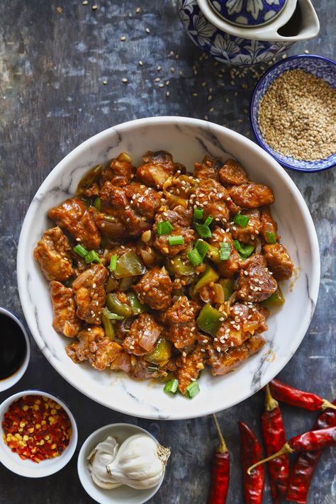 Chilli Chicken is a spice-rich, Indian Chinese style stir-fry chicken. Learn how to make dry chilli chicken in a few simple steps. Chicken Delight, Chilli Chicken Recipe, Bar Restaurant Design, Indian Food Photography, Manchurian Recipe, Architecture Restaurant, Chilli Paneer, Chicken Receipes, Fry Chicken